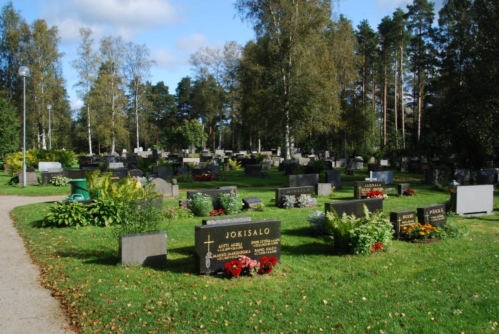 Hautakiviä ja istutuksia Kannuksen hautausmaalla.