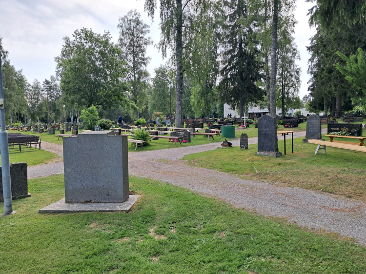 Hautausmaajuhla Kuva hautausmaalta. Penkit valmiina sunnuntaita varten.