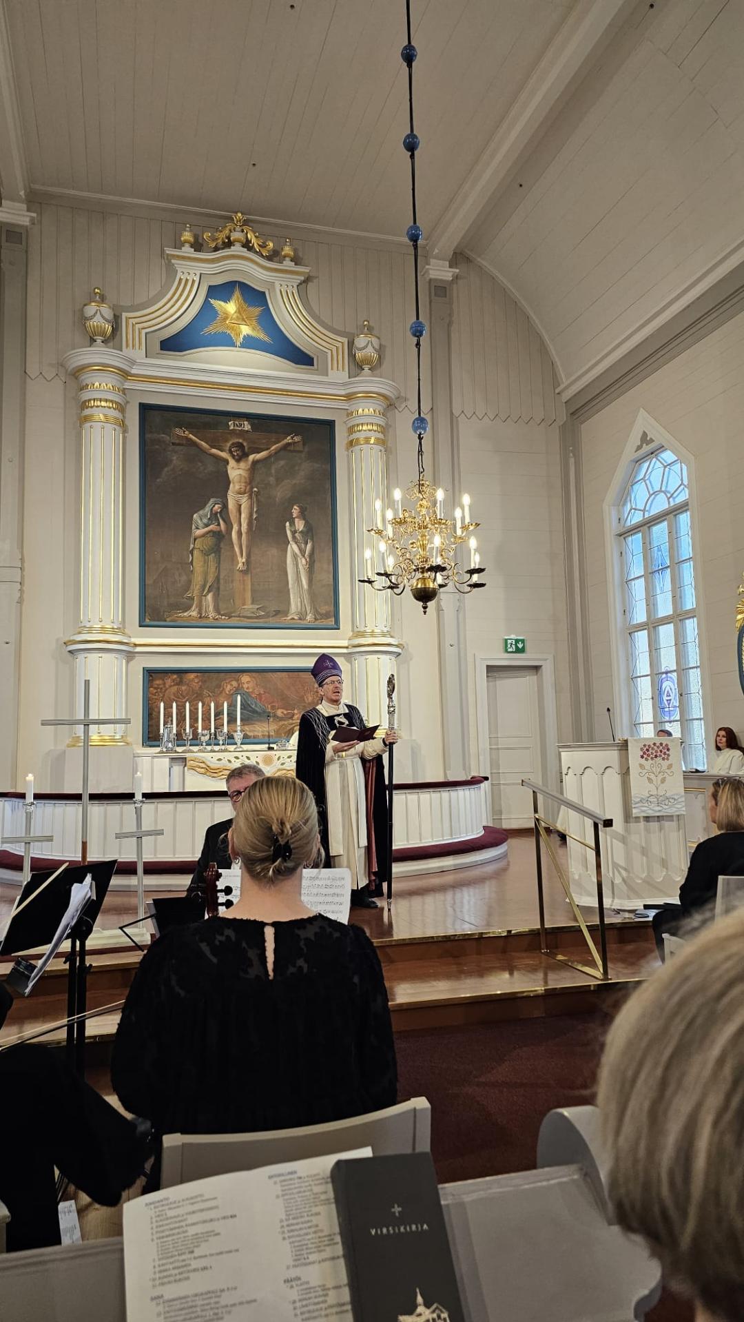 Piispa Jukka Keskitalo toimitti kirkon käyttöönottomessun 30.11.2025